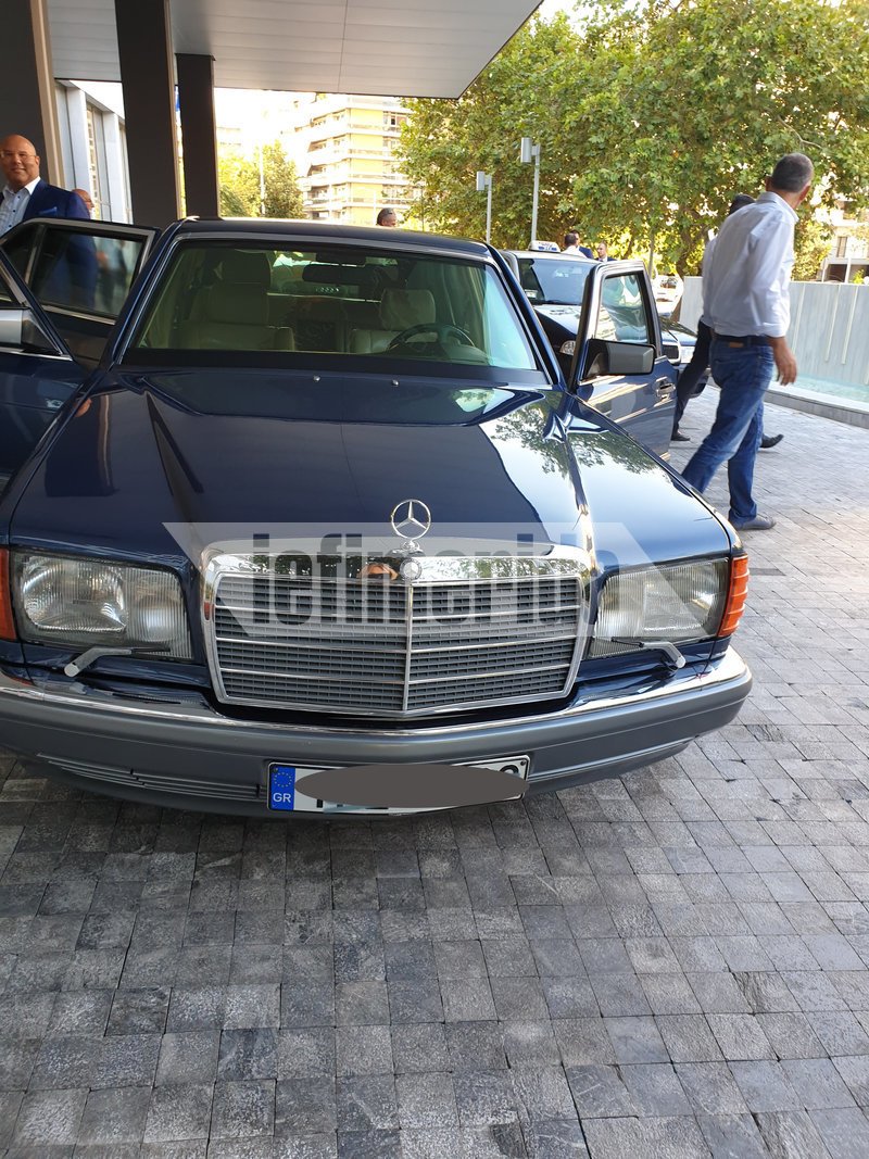 Η Mercedes του Καραμανλή παραμένει αστραφτερή και γυαλιστερή όσα χρόνια και αν περάσουν
