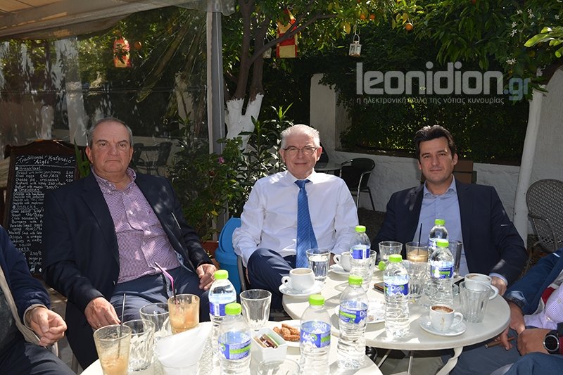 Καφεδάκι με φίλους στο Λεωνίδιο για τον Κώστα Καραμανλή