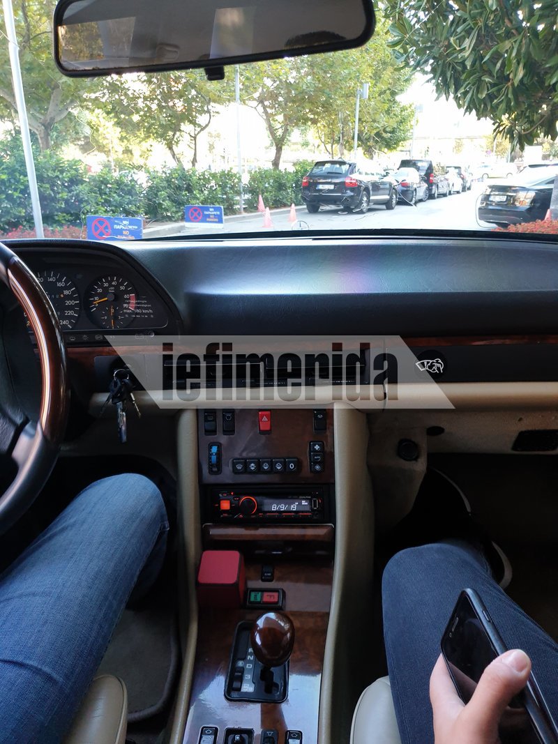Με ρετρό διάθεση, αλλά με απόλυτο στυλ η Mercedes του Καραμανλή εντυπωσιάζει τους επιβάτες
