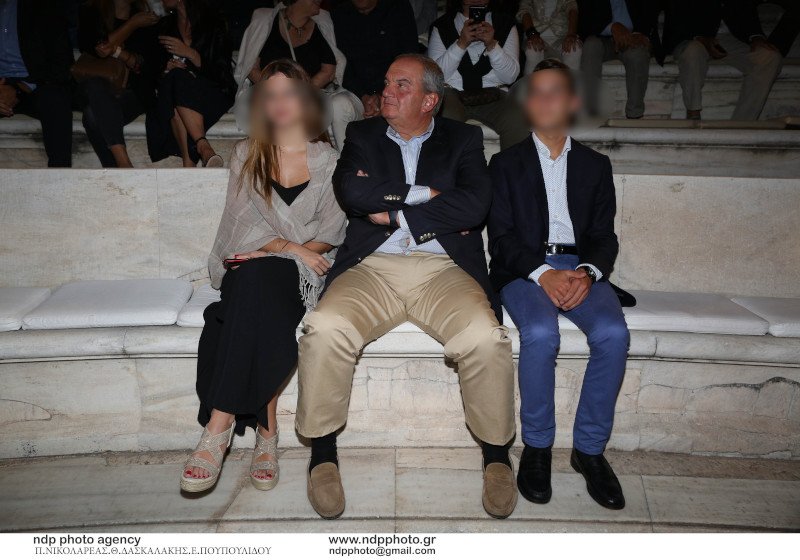 Ο Κώστας Καραμανλής με τα παιδιά του στη συναυλία του Σταύρου Ξαρχάκου / Φωτογραφία: NDP