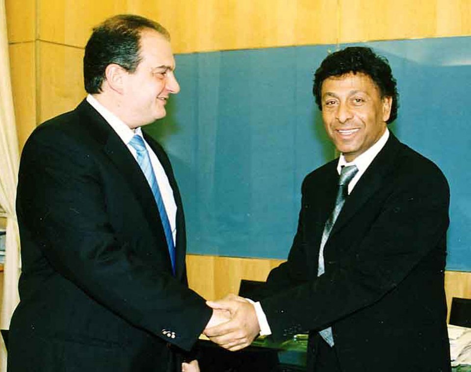 Το 2004 ο Βασίλης Παϊτέρης φωτογραφιζόταν με τον Κώστα Καραμανλή
