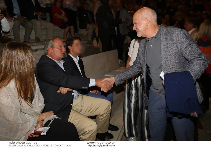 Ο Γιώργος Παπανδρέου χαιρετά τον Κώστα Καραμανλή /  Φωτογραφία: NDP