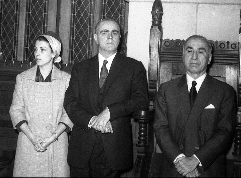 Την τελετή, παρακολουθεί, ο Κωνσταντίνος Καραμανλής, έχοντας στο πλάι του την σύζυγό του Αμαλία Μεγαπάνου και τον Ευάγγελο Τυπάλδο Μπασιά, Μέγας Πρωτέκδικος του Οικουμενικού Πατριαρχείου Κωνσταντινουπόλεως