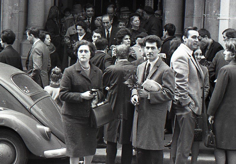 Έλληνες που είχαν πάει στο Παρίσι για να δουλέψουν στο εργοστάσιο της CITROEN βγαίνουν από την εκκλησία με κλωνάρια δάφνης.