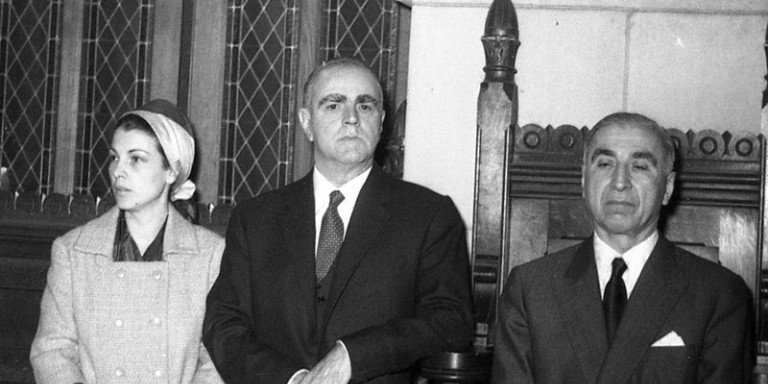 Στον Ορθόδοξο Καθεδρικό Ναό του Αγίου Στεφάνου, βλέπουμε τον αυτοεξόριστο τότε Κωνσταντίνο Καραμανλή με τη σύζυγό του Αμαλία Μεγαπάνου. Εκκλησιάζονται, μαζί με άλλους Έλληνες, επώνυμους και ανώνυμους, που ζούσαν τότε στην πρωτεύουσα της Γαλλίας. Κυριακή των Βαΐων του 1966 στο Παρίσι. Δίπλα στον Καραμανλή ο Ευάγγελος Τυπάλδος Μπασιάς, Μέγας Πρωτέκδικος του Οικουμενικού Πατριαρχείου Κωνσταντινουπόλεως. Από φωτογραφίες (ανέκδοτες μέχρι σήμερα) που τράβηξε ο Σίμος Τσαπνίδης.