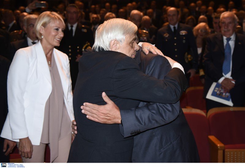Θερμός εναγκαλισμός του Προέδρου της Δημοκρατίας Προκόπη Παυλόπουλου με τον πρώην πρωθυπουργό Κώστα Καραμανλή υπό το βλέμμα της Νατάσας Παζαΐτη