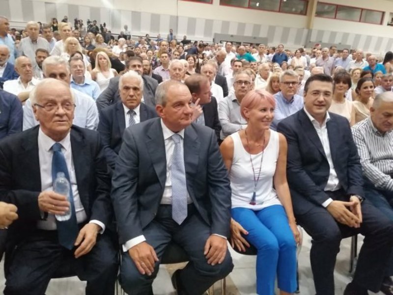 Ο Κώστας Καραμανλής και η Νατάσσα Παζαΐτη με ροζ μαλλί