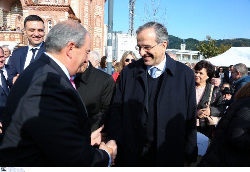 Η χειραψία δύο πρώην πρωθυπουργών. Κώστας Καραμανλής και Αντώνης Σαμαράς