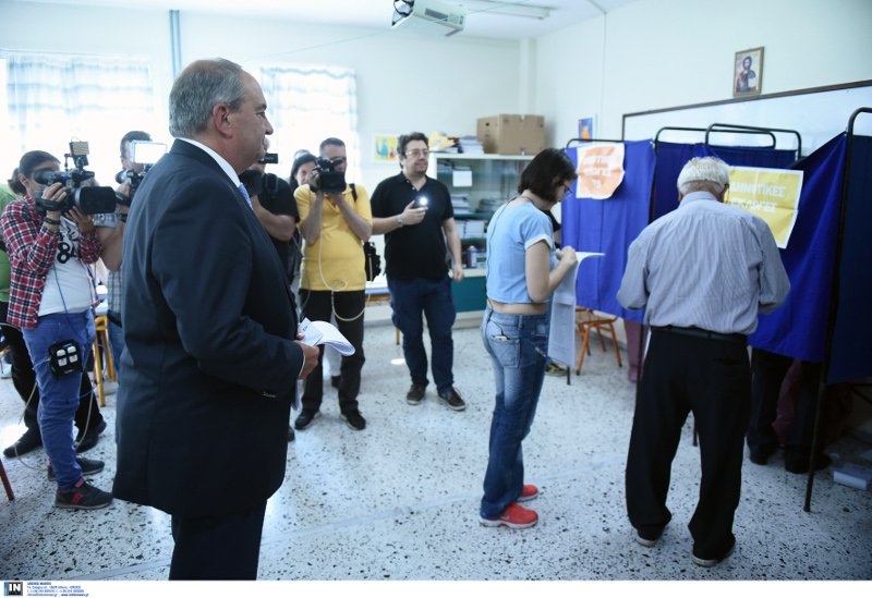 Ο Κώστας Καραμανλής στην ουρά για να ασκήσει το εκλογικό του δικαίωμα -Φωτογραφία: INTIMENEWS/ΠΑΠΑΝΙΚΟΣ ΓΙΑΝΝΗΣ