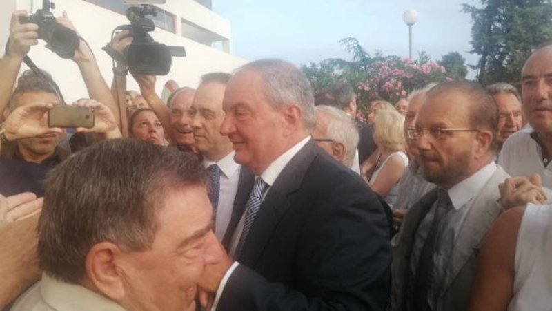 Ο Κώστας Καραμανλής προσέρχεται στην εκδήλωση