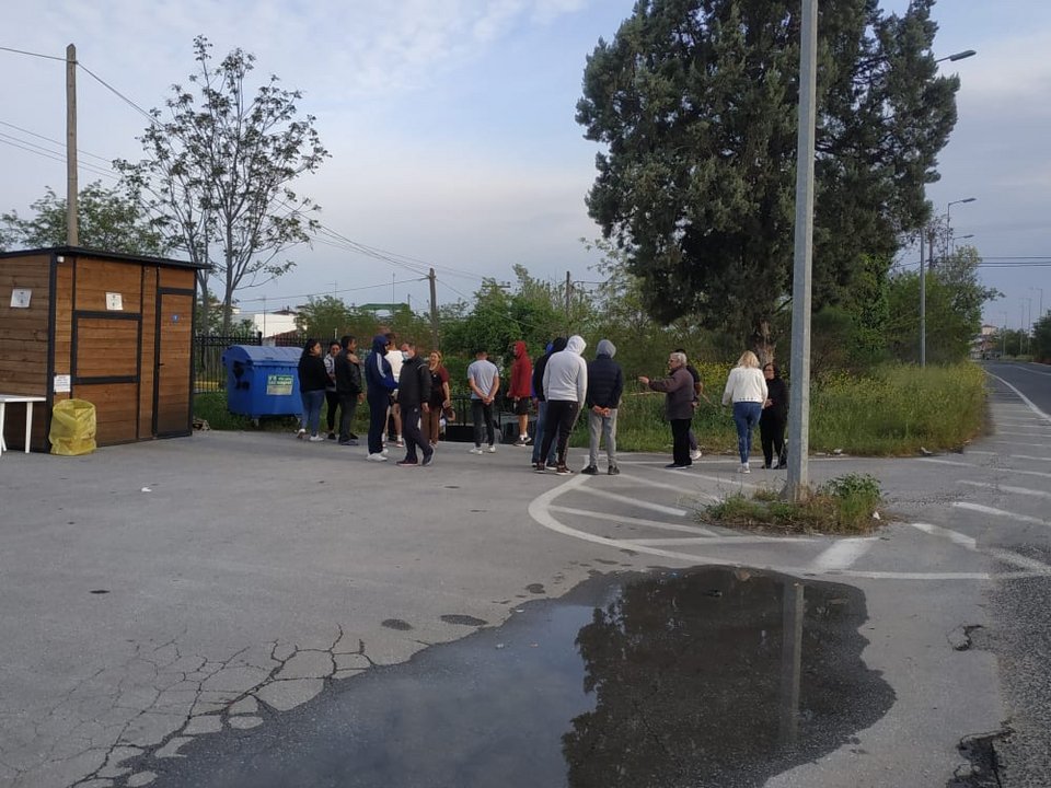 Ανάστατοι κάτοικοι του οικισμού Ρομά μετά την ανακοίνωση επέκτασης της καραντίνας
