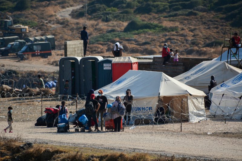 Πρόσφυγες στο νέο καταυλισμό Καρά Τεπέ / Φωτογραφία: (EUROKINISSI/ΠΑΝΑΓΙΩΤΗΣ ΜΠΑΛΑΣΚΑΣ)