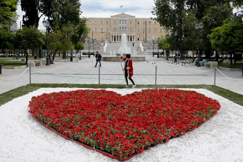Μια κατακόκκινη καρδιά από λουλούδια στην πλατεία Συντάγματος