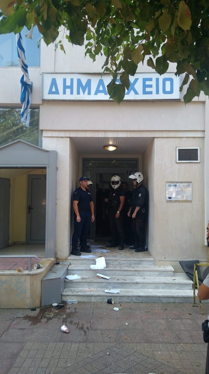 Στιγμιότυπο από την εκκίνηση της έντασης στην Καρδίτσα, κατά τη συγκέντρωση για τα Αγραφα / Φωτογραφία: Facebook/Θωμάς Μ.