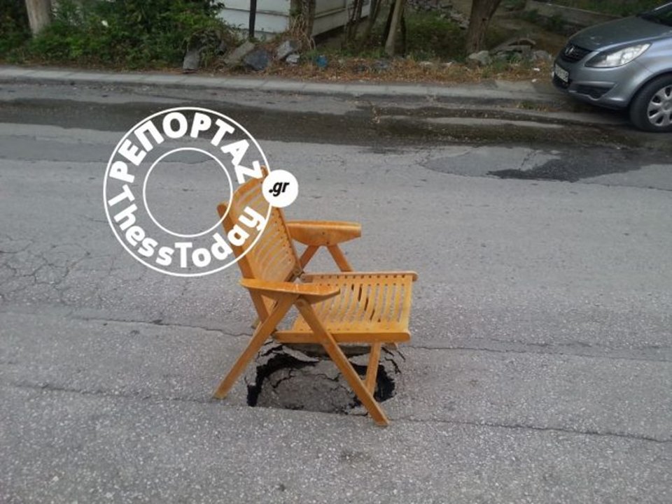 Καρέκλα πάνω από τρύπα στον δρόμο