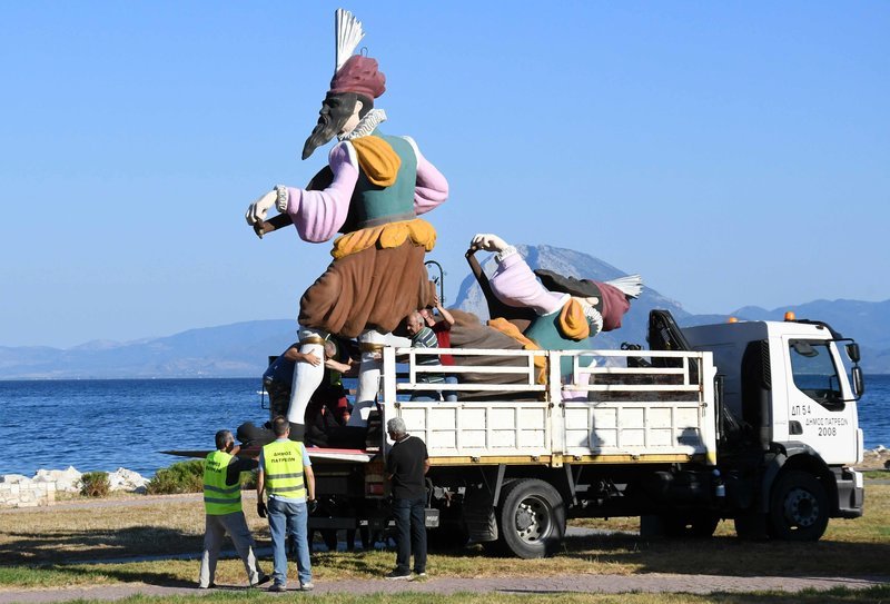 Εργαζόμενοι του δήμου Πατρέων μεταφέρουν τα άρματα στο παραλιακό μέτωπο