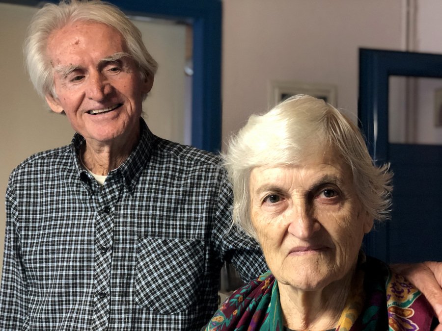 Ο Γιώργος Κολατσός 81 ετών και η σύζυγός του Κίρκη 83 ετών, στο νησί Καστό