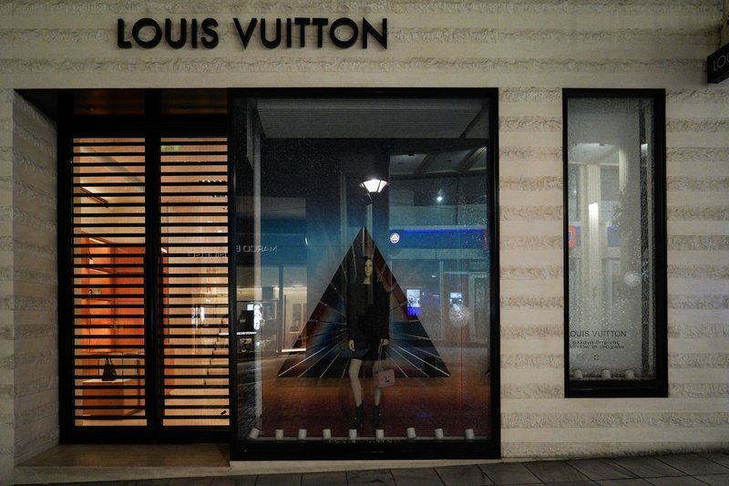 Χτυπημένη η πρόσοψη της Louis Vuitton
