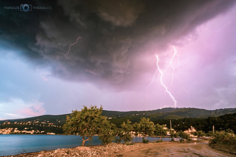 Αστραπή στη Σάμο και ο ουρανός σε γαλάζιο και ροζ σύννεφο