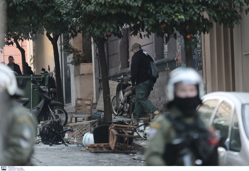 Καρέκλες και άλλα αντικείμενα πέταγαν οι καταληψίες προς τις αστυνομικές δυνάμεις -Φωτογραφία: INTIME/ ΛΙΑΚΟΣ ΓΙΑΝΝΗΣ