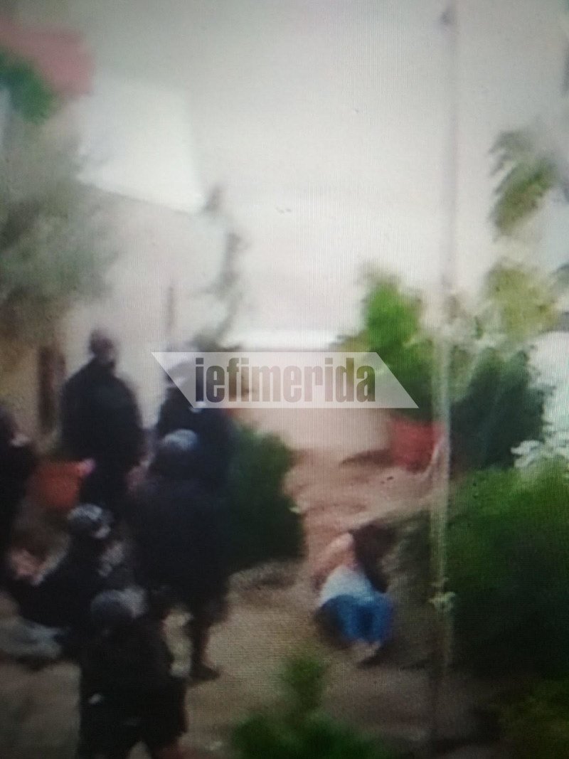 Η στιγμή που άνδρες των αρχών ακινητοποιούν τους ιδιοκτήτες του οικήματος, δίπλα από το υπό κατάληψη κτίριο
