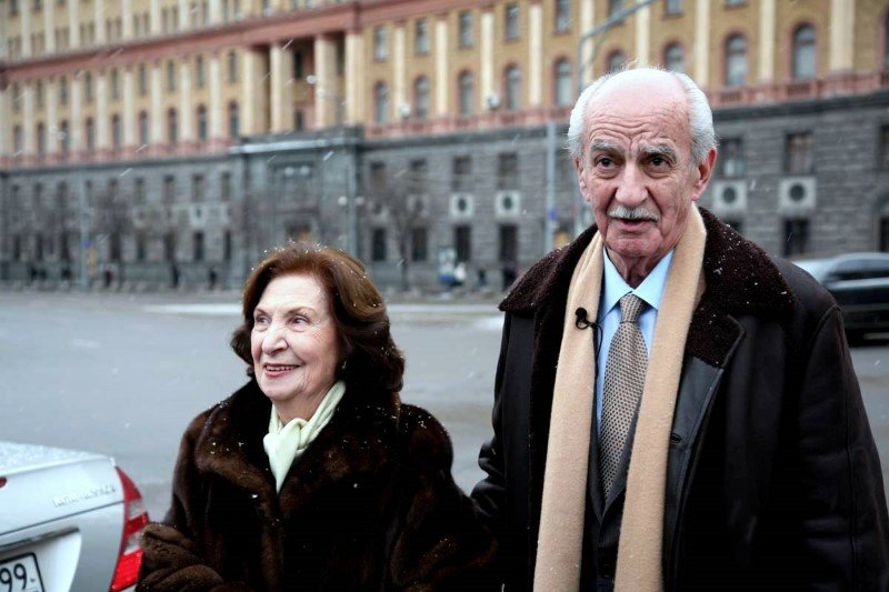 Ήδη από τα 16 της εντάχθηκε σε μια αντιφασιστική ομάδα και εργάσθηκε στη συνέχεια μαζί με τον σύζυγό της για να αποκαλύπτει Γερμανούς πράκτορες.