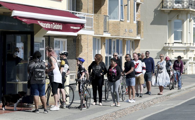 Πελάτες περιμένουν σητν ουρά για αγορά παγωτού στην Μεγάλη Βρετανία
