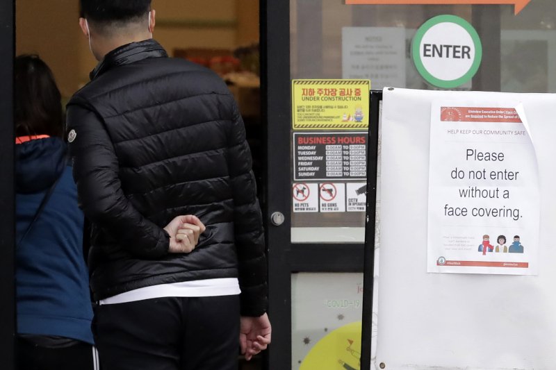 Πινακίδα εκτός πολυκαταστήματος αναφέρει πως είναι υποχρεωτική η χρήση μάσκας