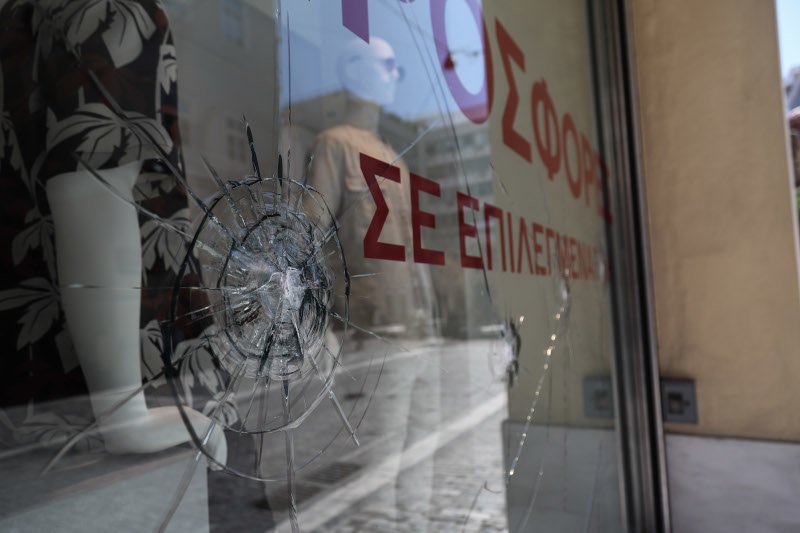 σπασμενη βιτρινα