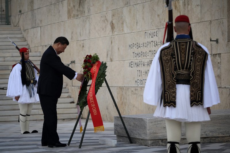 Κατάθεση στεφάνου στο Μνημείο του Αγνώστου Στρατιώτη από τον πρόεδρο της Κίνας