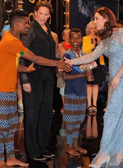 Με θαλασσί τουαλέτα Jenny Packham το 2017 η Κέιτ Μίντλετον στην ίδια εκδήλωση