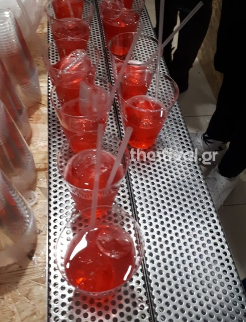 Αρκετά ποτήρια γεμάτα με το κοκτέιλ «Νοτοπόλιταν» της Κατερίνας Νοτοπούλου