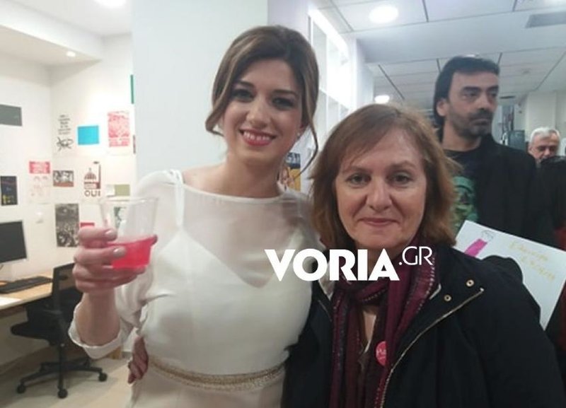 Η Κατερίνα Νοτοπούλου με ένα «Νοτοπόλιταν» ανά χείρας στο εκλογικό της κέντρο