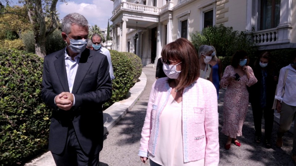 Η Κατερίνα Σακελλαροπούλου έξω από το προεδρικό μέγαρο