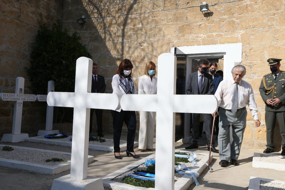 Η Κατερίνα Σακελλαροπούλου στα «φυλακισμένα μνήματα» στην Κύπρο