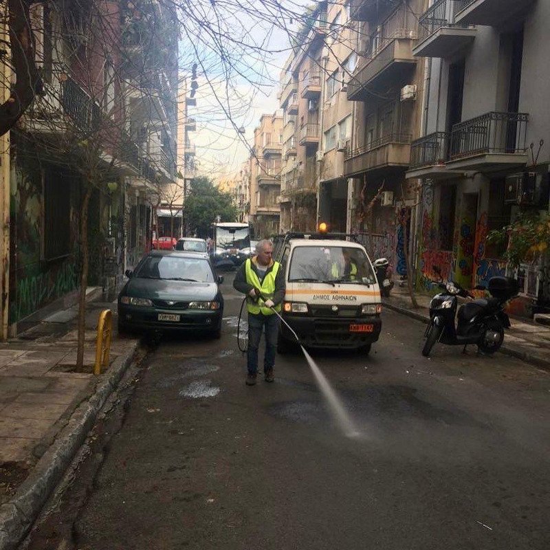 Επιχείρηση καθαριότητας στην περιοχή των Εξαρχείων. Συνεργεία του δήμου ξανά στους δρόμους