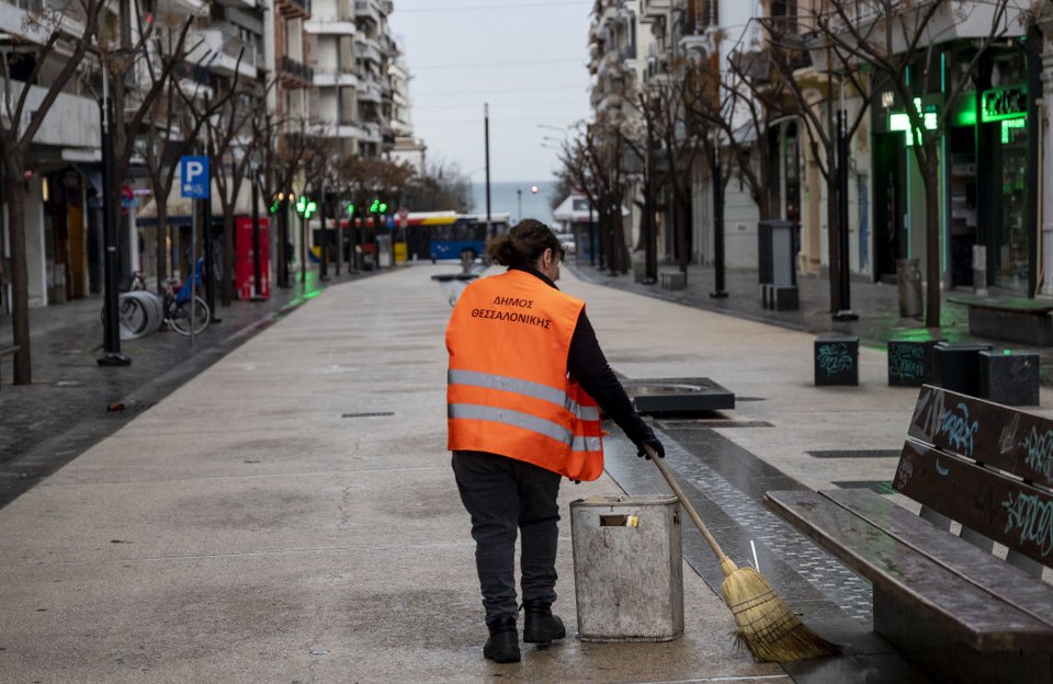 Καθαρίστρια σε άδειο δρόμο στην Θεσσαλονίκη