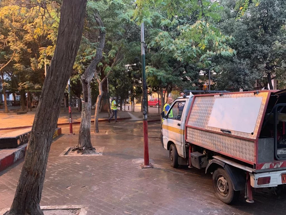 Συνεργείο καθαρισμού του δήμου καθάρισαν την πλατεία αμέσως μετά την επιχείρηση