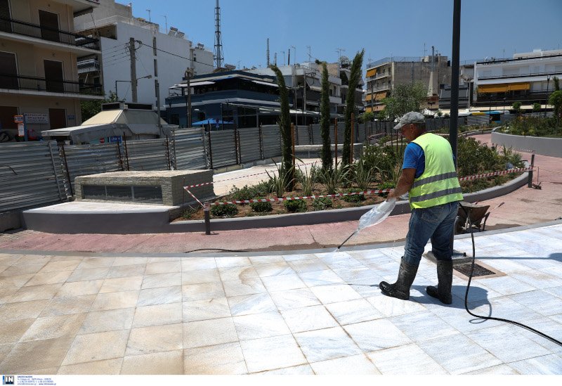 Καθαρισμός σε έναν από τους νέους σταθμούς του μετρό. Φωτογραφία INTIME NEWS