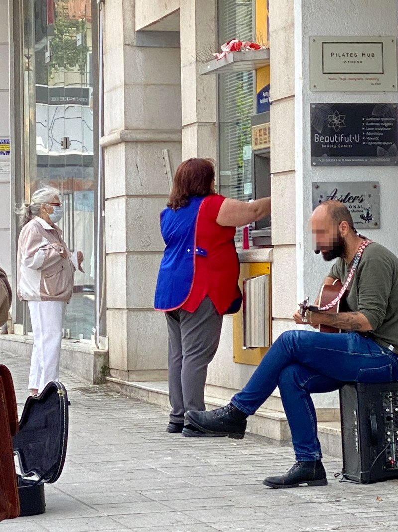 Μια γυναίκα καθαρίζει ATM