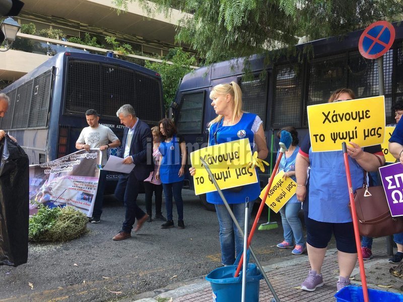 Καθαρίστριες μπροστά από κλούβες