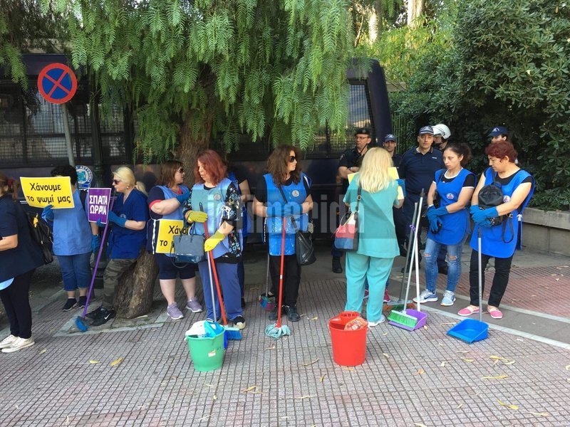 Καθαρίστριες μπροστά από κλούβες