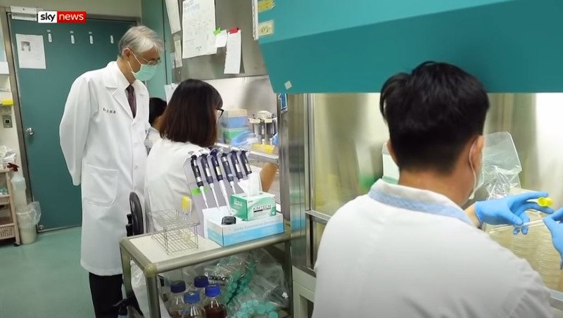 ο καθηγητής στο εργαστήριο μαζί με άλλους