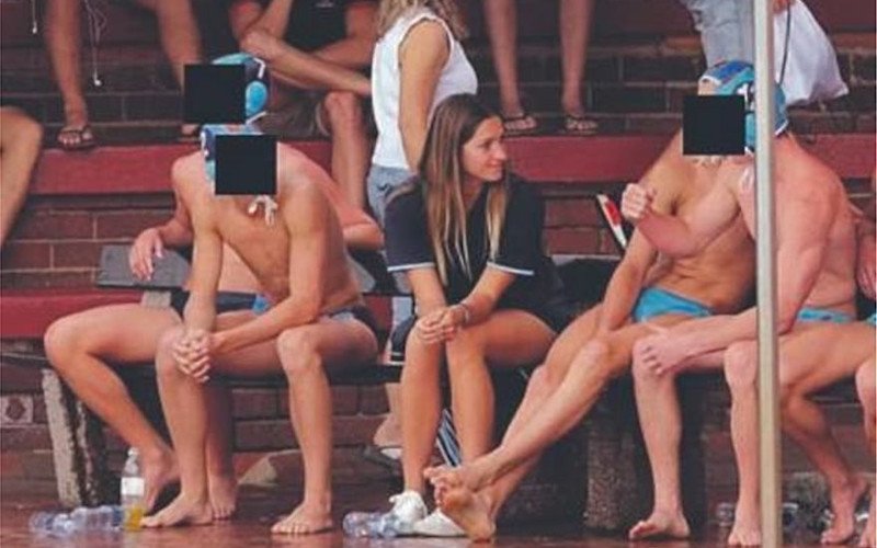 Η καθηγήτρια με σπουδαστές στην ομάδα πόλο του κολεγίου