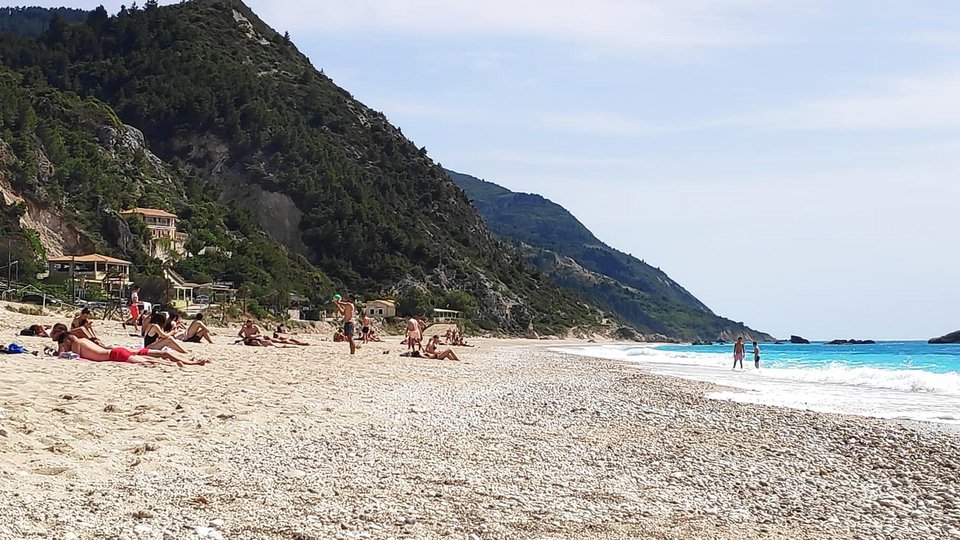 Κόσμος στην παραλία Κάθισμα στην Λευκάδα