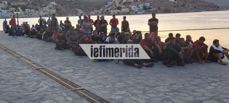 Πρόσφυγες στο λιμάνι της Σύμης