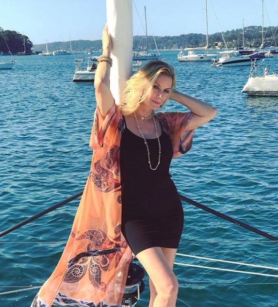 Η Κάθριν Κέλι Λανγκ με μαύρο φόρεμα σε σκάφος