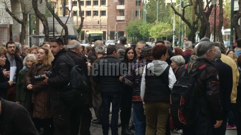 Κάτοικοι των Εξαρχείων στη μέση της Ακαδημίας