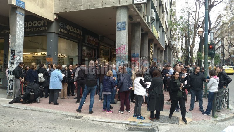 Κάτοικοι των Εξαρχείων στέκονται στη συμβολή των οδών Θεμιστοκλέους και Ακαδημίας