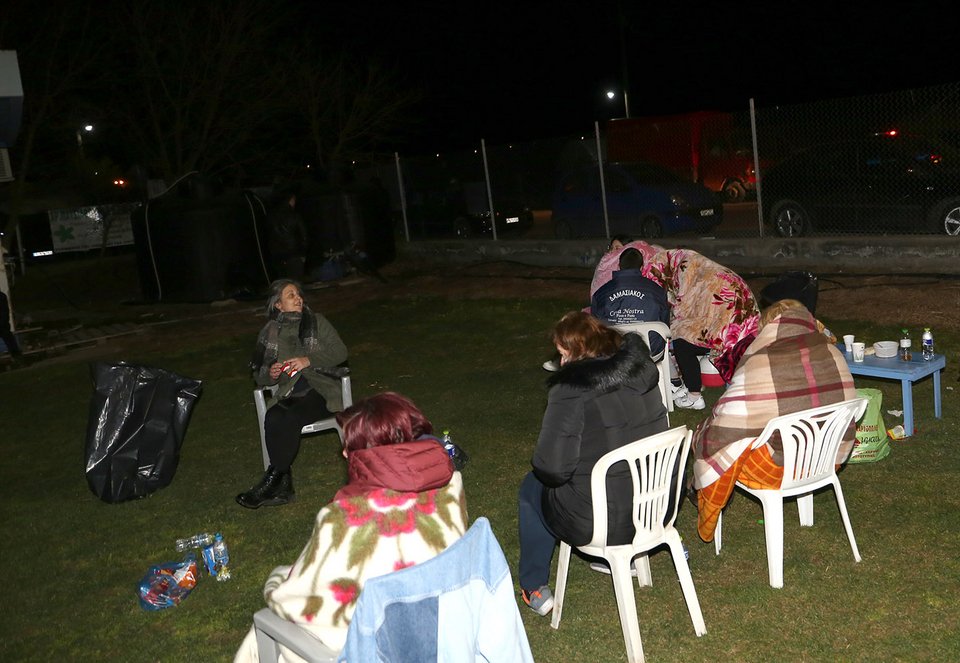 Κάτοικοι κάθονται με κουβέρτες